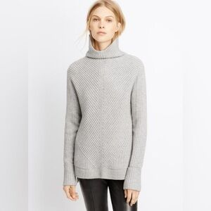 Vince Directional Rib Wool Cashmere Turtleneck Sweater in Gray Size XXS